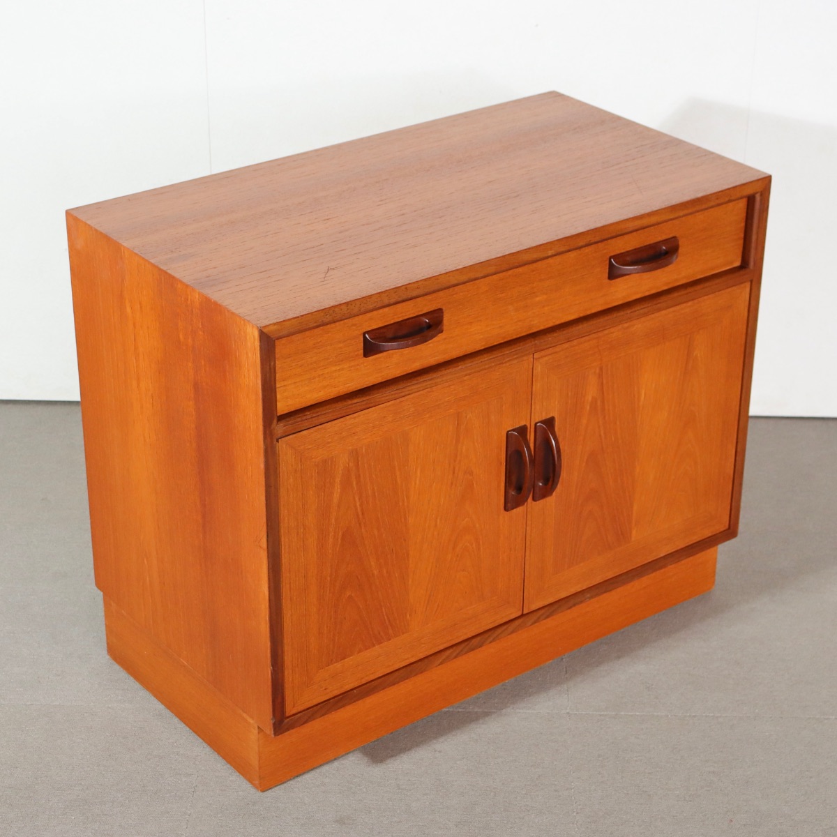 ジープランG-PLANキャビネット。チーク材の穏やかな表情が印象的な北欧ヴィンテージ。静かな一台。