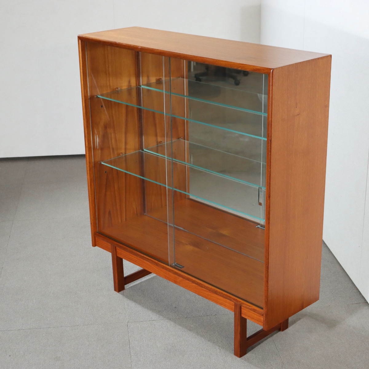 ターニッジTURNIDGEキャビネット。木の温度を感じるチーク材北欧ヴィンテージ。自然な美しさが光る。