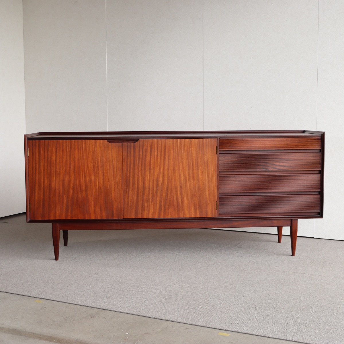 送料込み】【職人泣かせ】RICHARD HORNBYデザインによるサイドボード