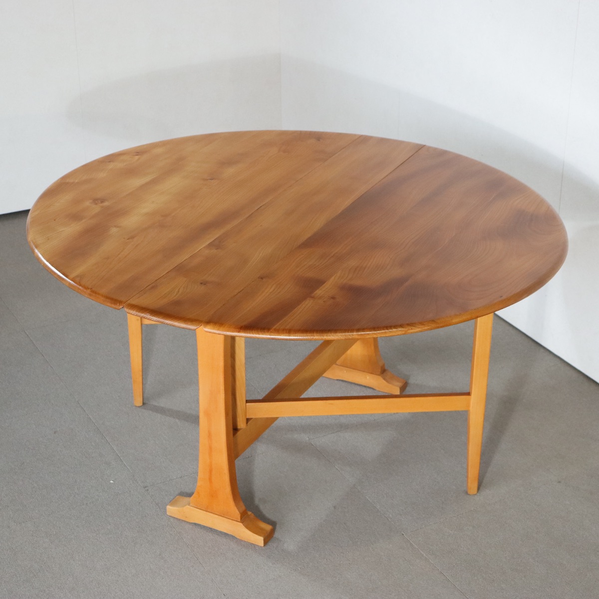 アーコールERCOLダイニングテーブル。空間の主役になるヴィンテージ家具。洗練された佇まい。