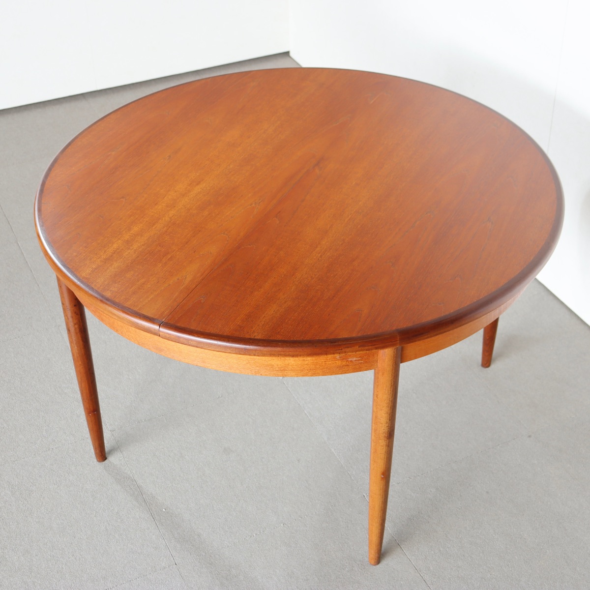 ジープランG-PLANラウンドダイニングテーブル。上質な木目が際立つヴィンテージ家具。所有する喜びを感じる一品。