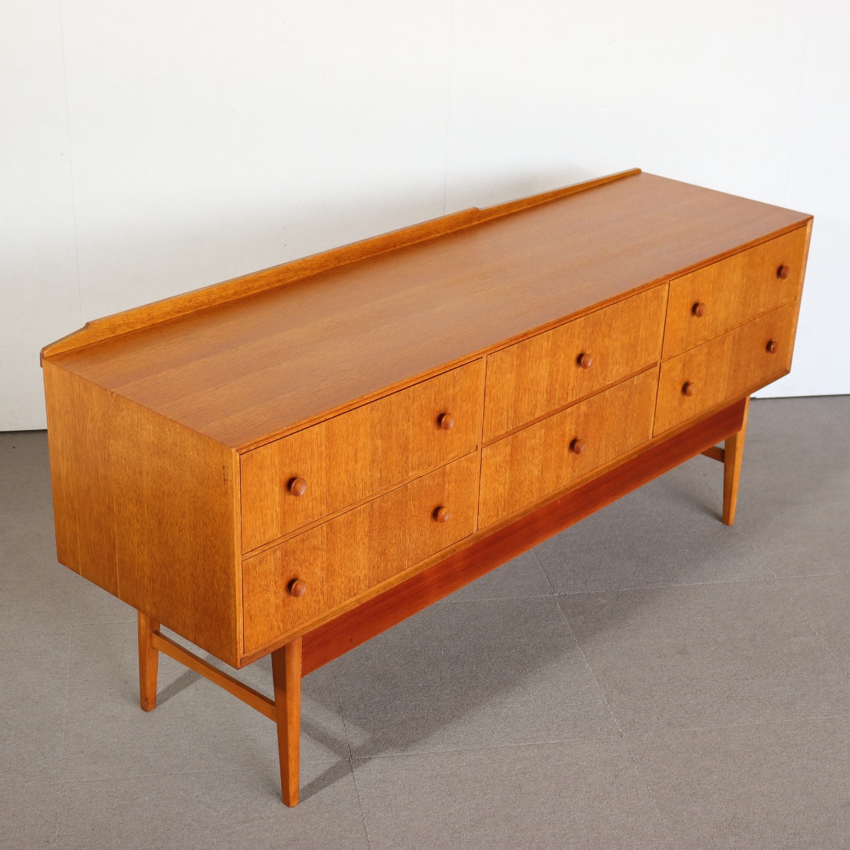 メレデューMEREDEWサイドボード。上質な仕上がりが魅力のヴィンテージ家具。長く愛用できる一台。