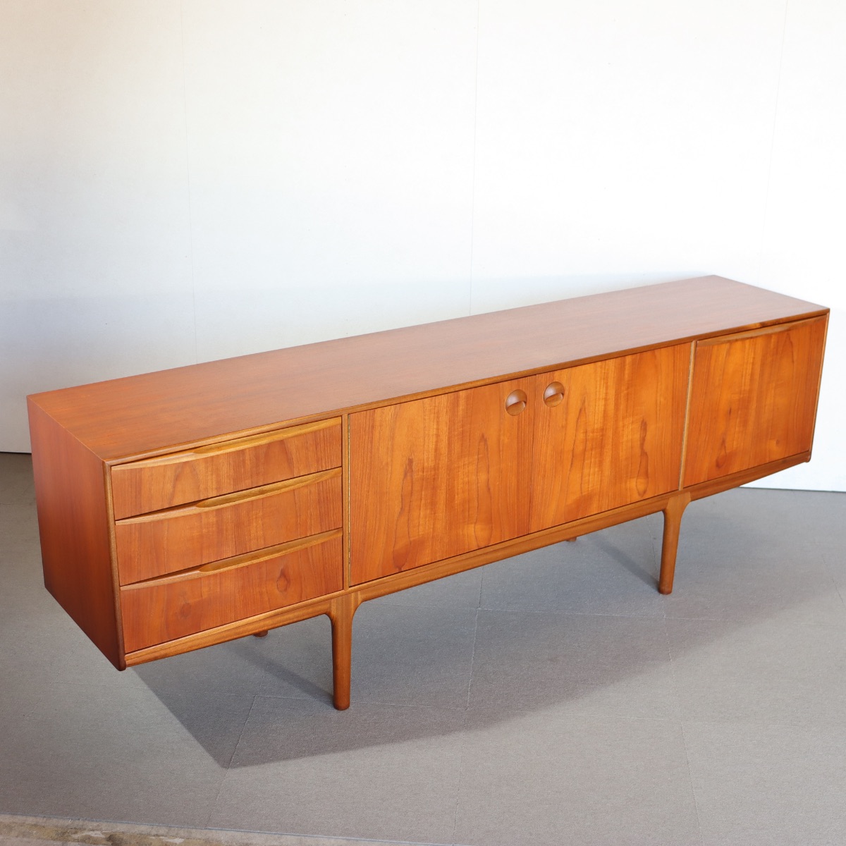 マッキントッシュDunfermlineサイドボード。チーク材の自然な木目が際立つヴィンテージ。洗練された一台。