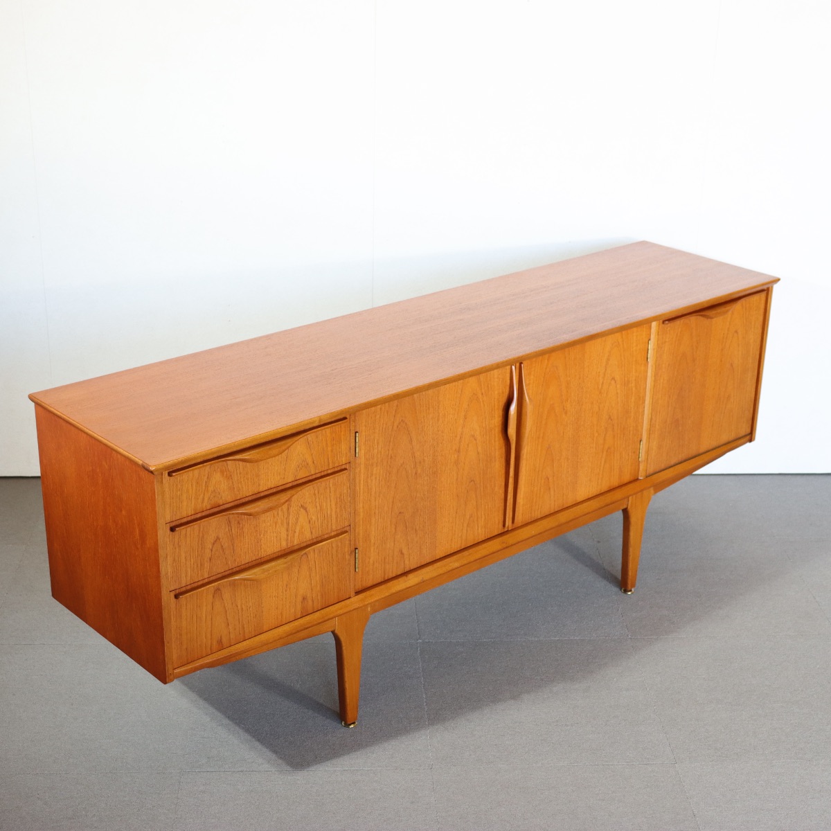 ジェンティークサイドボード。チーク材の深い色味が美しいヴィンテージ。空間に映える一台。