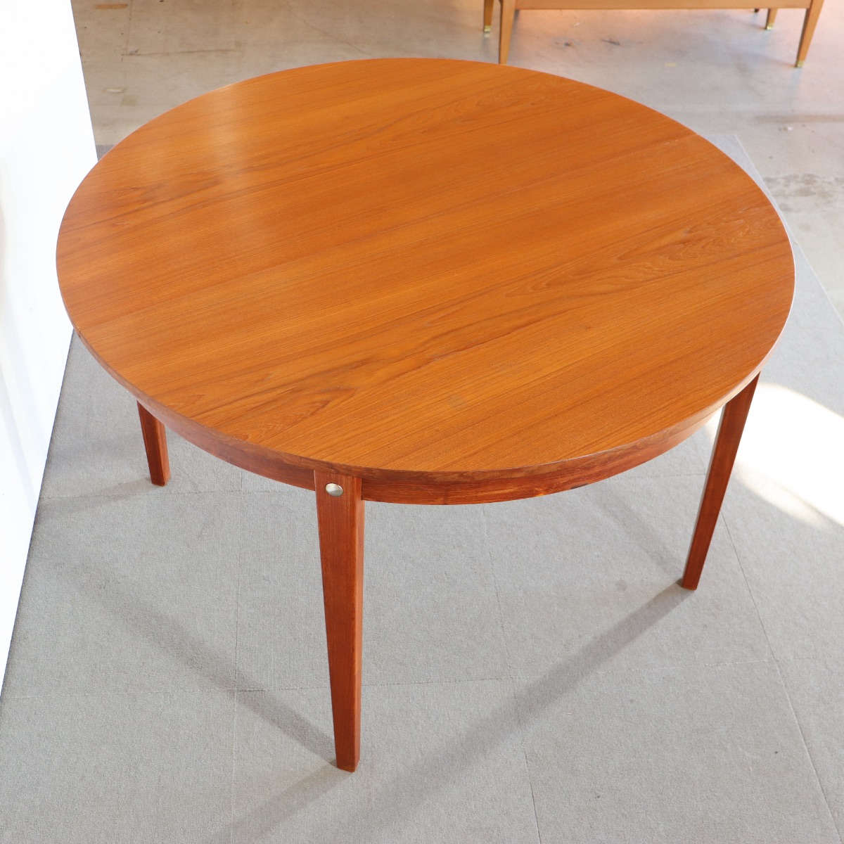 デンマーク製ダイニングテーブル。木の呼吸を感じるチーク材の北欧ヴィンテージ。自然と共にある上質な家具。