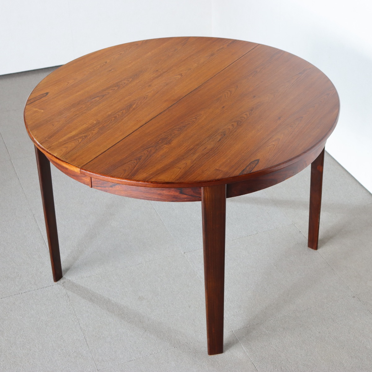 デンマーク製ラウンドダイニングテーブル。ローズウッドの高級感ある佇まい。長く使える上質なヴィンテージ。