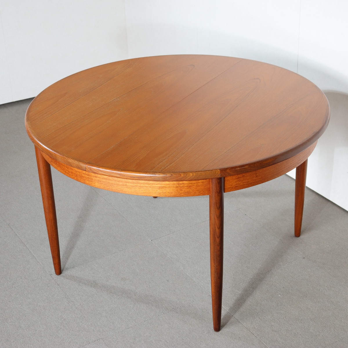 ジープランラウンドダイニングテーブル。チーク材の艶やかな質感が印象的なヴィンテージ。上質な存在感。