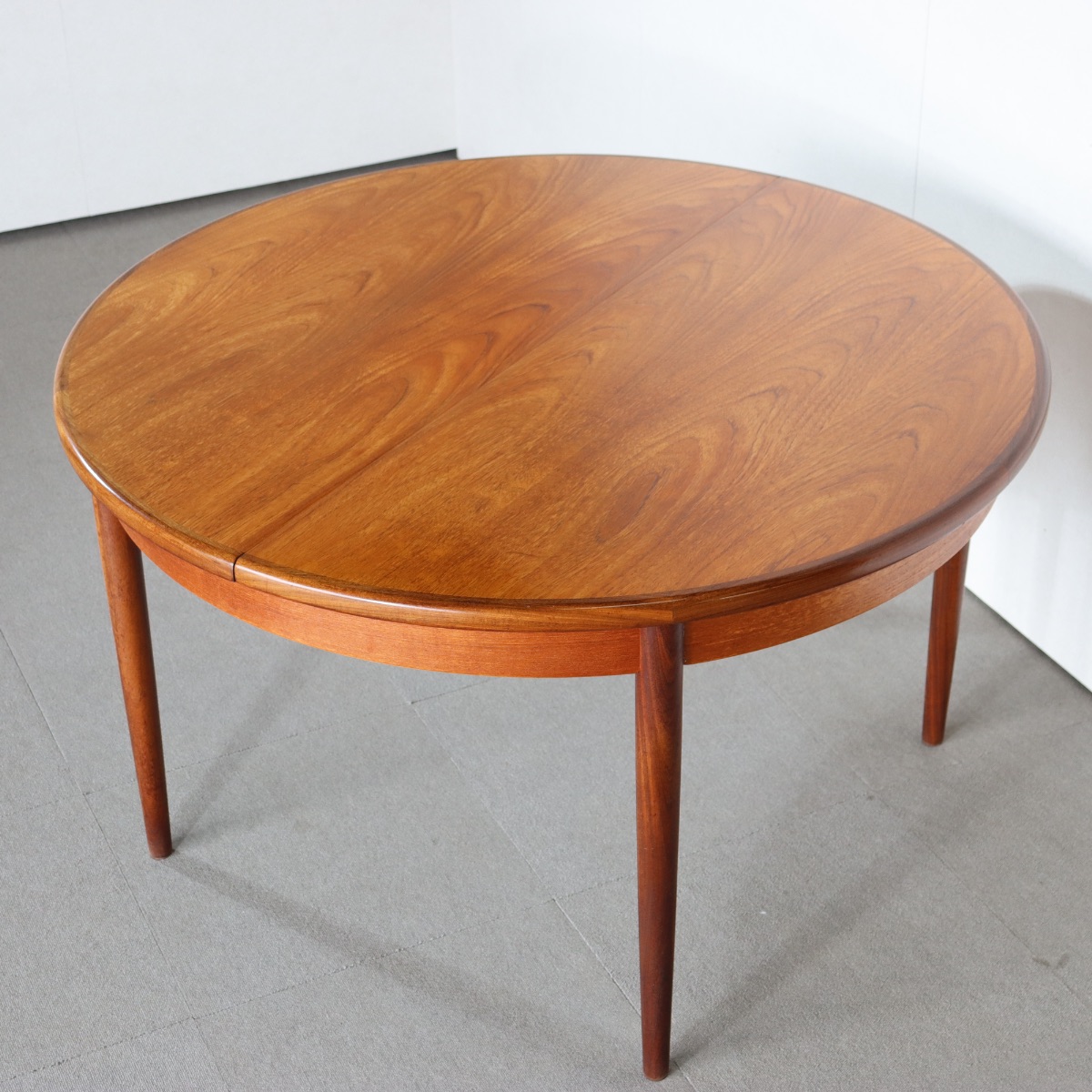 ジープランラウンドダイニングテーブル。チーク材の美しい木目が空間を引き立てるヴィンテージ。価値ある一台。