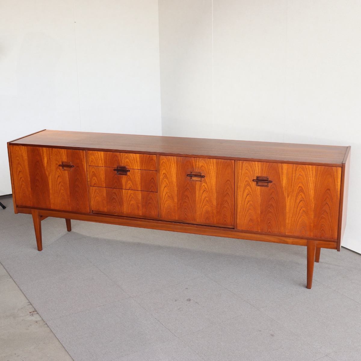 ネイサンNathanのサイドボード