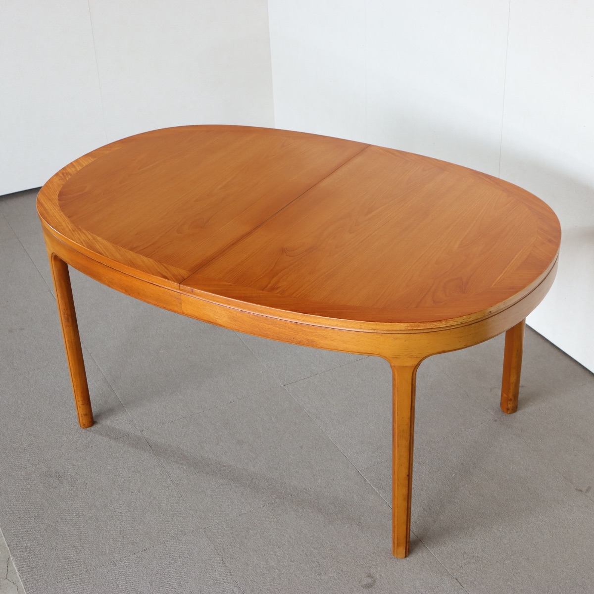 存在感のあるヴィンテージ家具。チーク材の上品な木目が印象的。