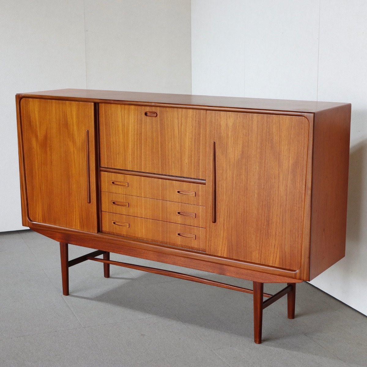 英国ヴィンテージのダイニングテーブル。チーク材の自然な艶が美しい北欧ヴィンテージ。静かに時を刻む上質な家具。