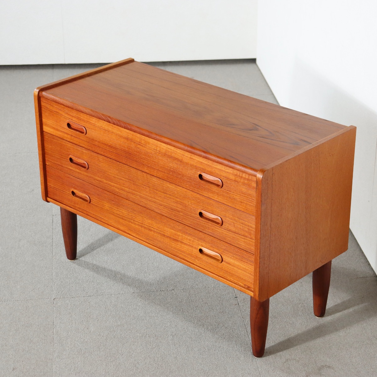 デンマーク製チェスト。空間の印象を高めるヴィンテージ家具。美しいチーク材の木目が魅力。