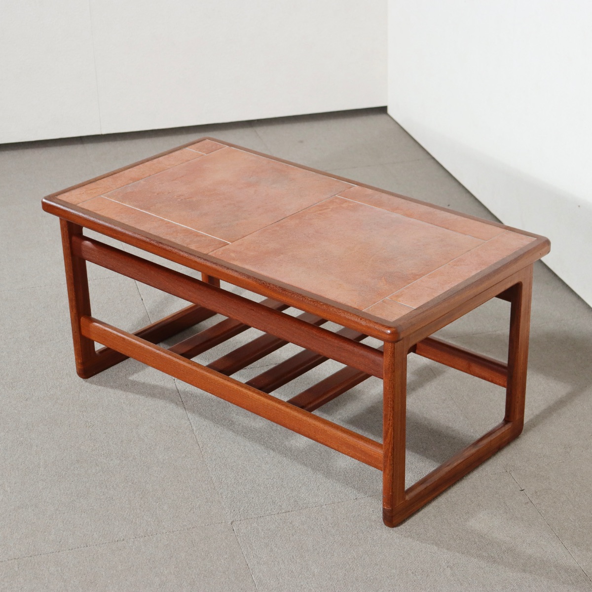 タイルトップコーヒーテーブル。所有する満足感を感じられるヴィンテージ家具。洗練された仕上がり。