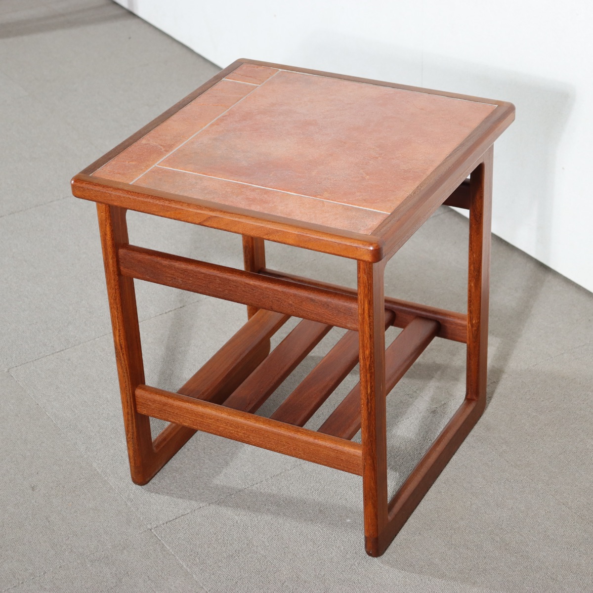 タイルトップコーヒーテーブル。洗練された印象のヴィンテージ家具。長く愛用できる上質さ。