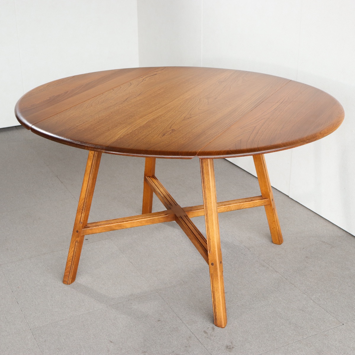 アーコールERCOLのテーブル