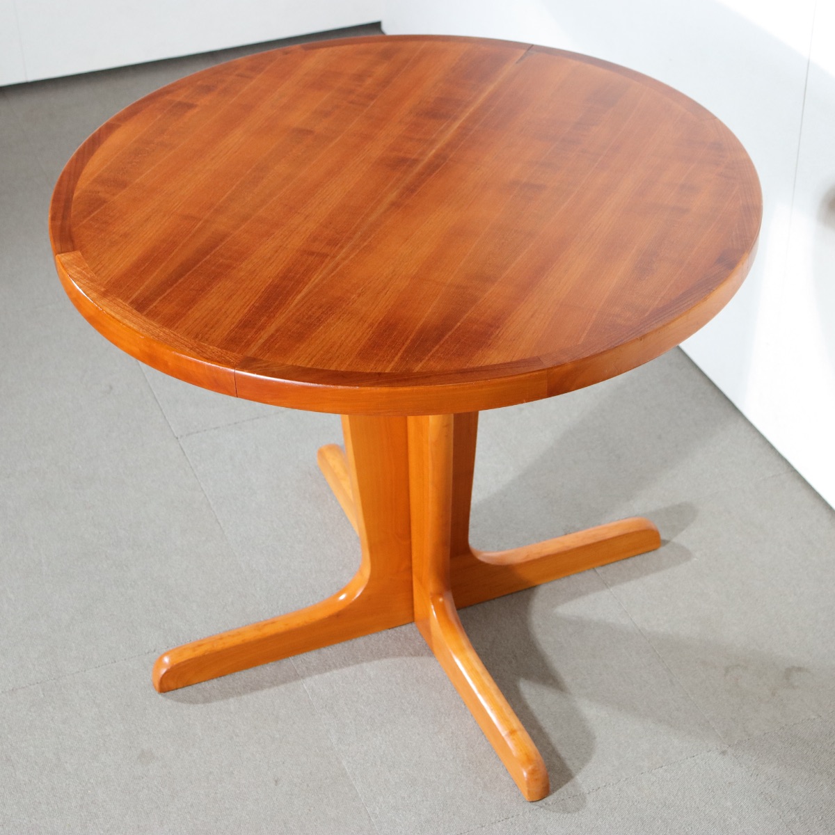 デンマーク製ダイニングテーブル。チーク材の深みある色調が美しいヴィンテージ。空間に映える一品。