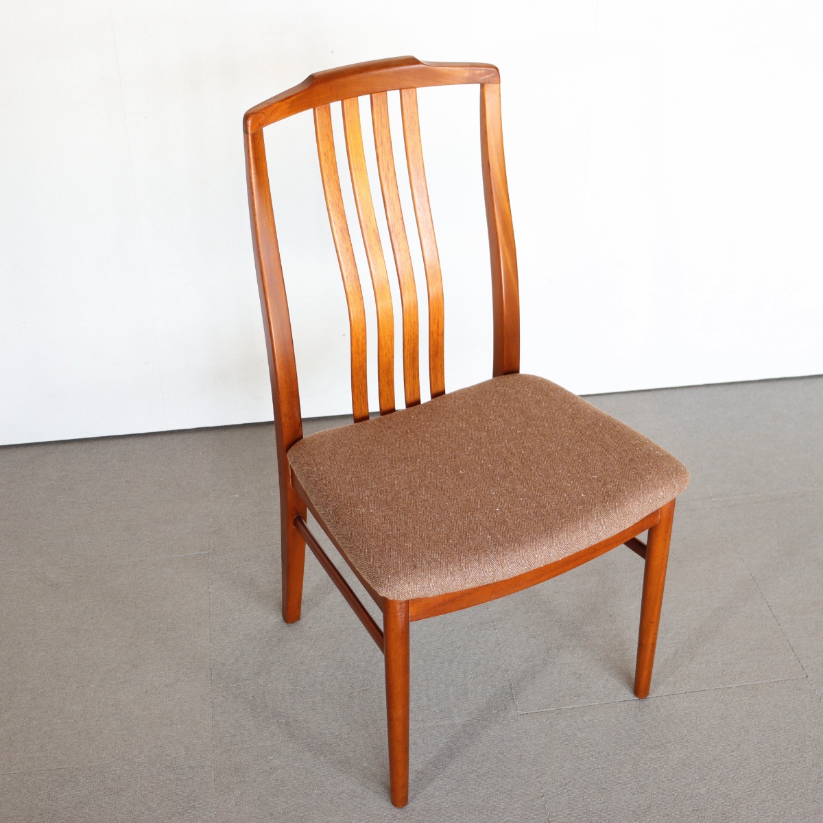 beithcraftのダイニングチェア。深みあるチークの色味が美しい北欧ヴィンテージ。時の経過を静かに語る。