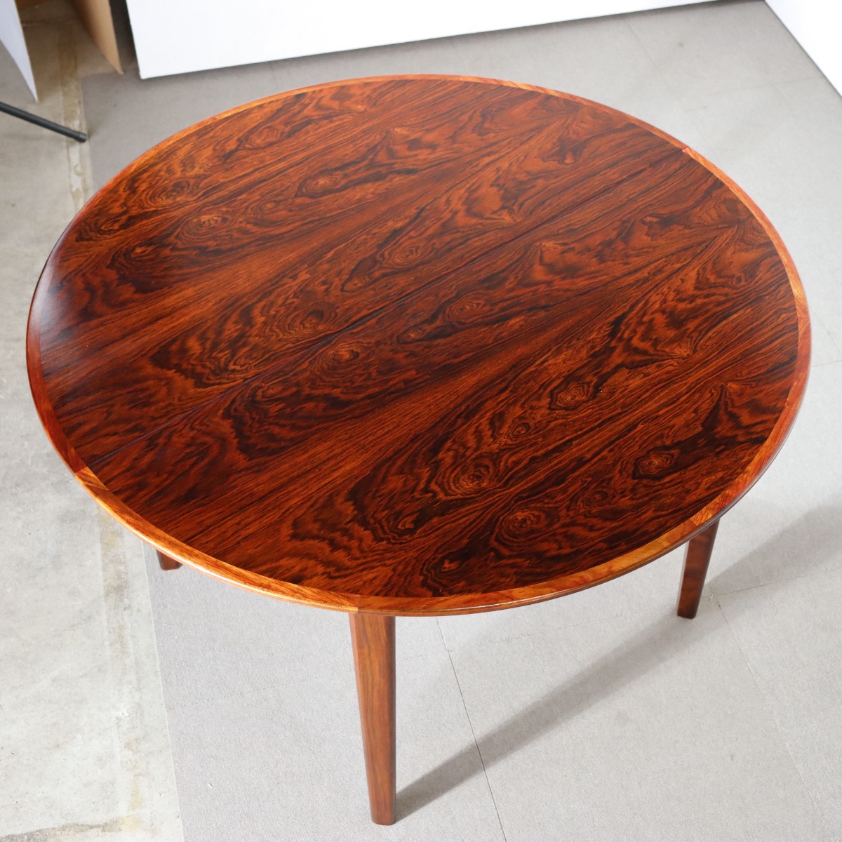 デンマーク製ダイニングテーブル。空間の印象を高めるヴィンテージ家具。ローズウッドの木目が魅力。