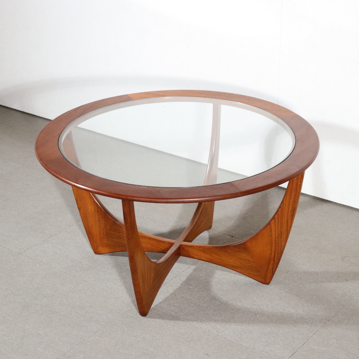 ジープランG-PLANコーヒーテーブル。上質な雰囲気を纏うヴィンテージ家具。存在感ある仕上がり。