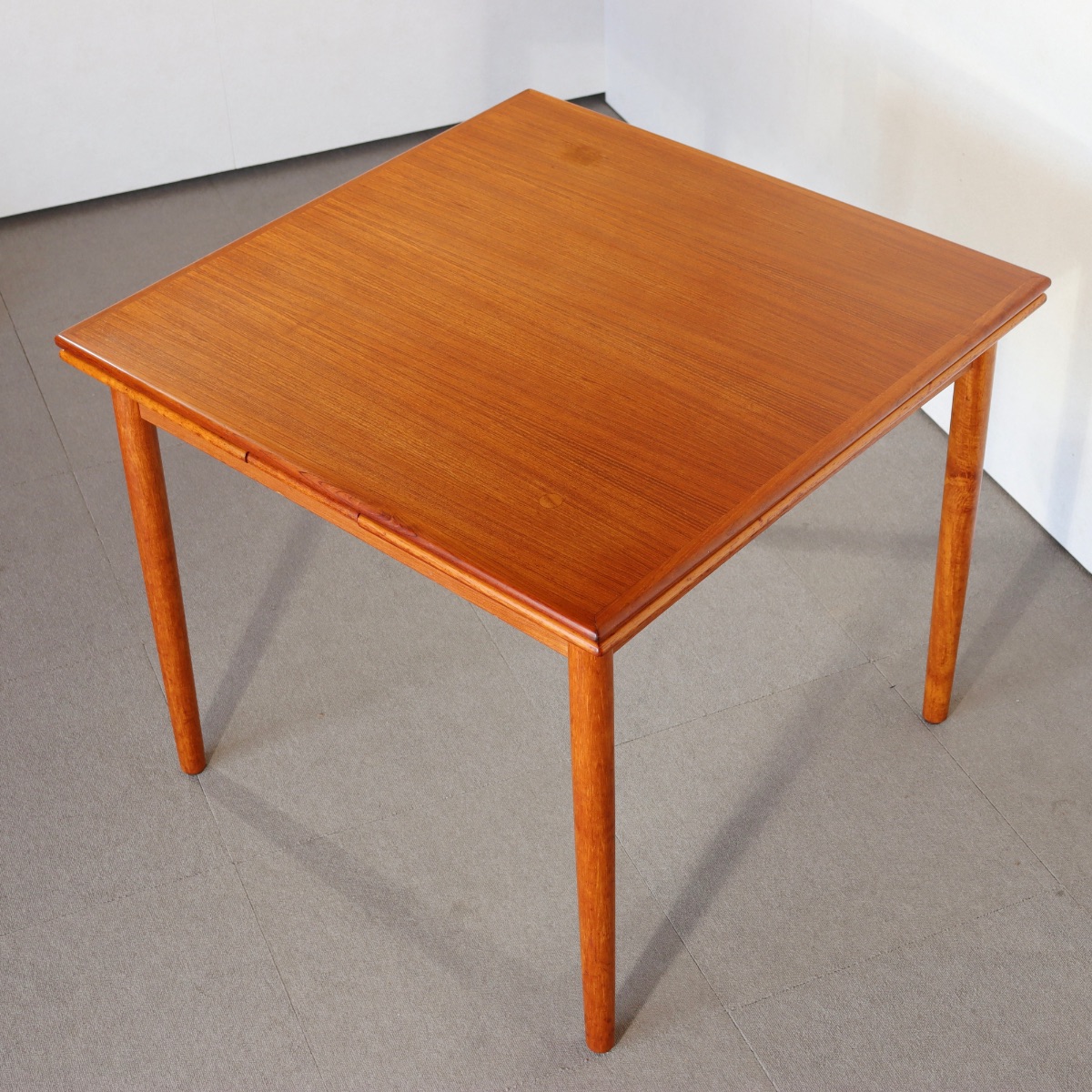 デンマーク製ダイニングテーブル。チーク材の自然な艶が印象的なヴィンテージ。高級感漂う佇まい。