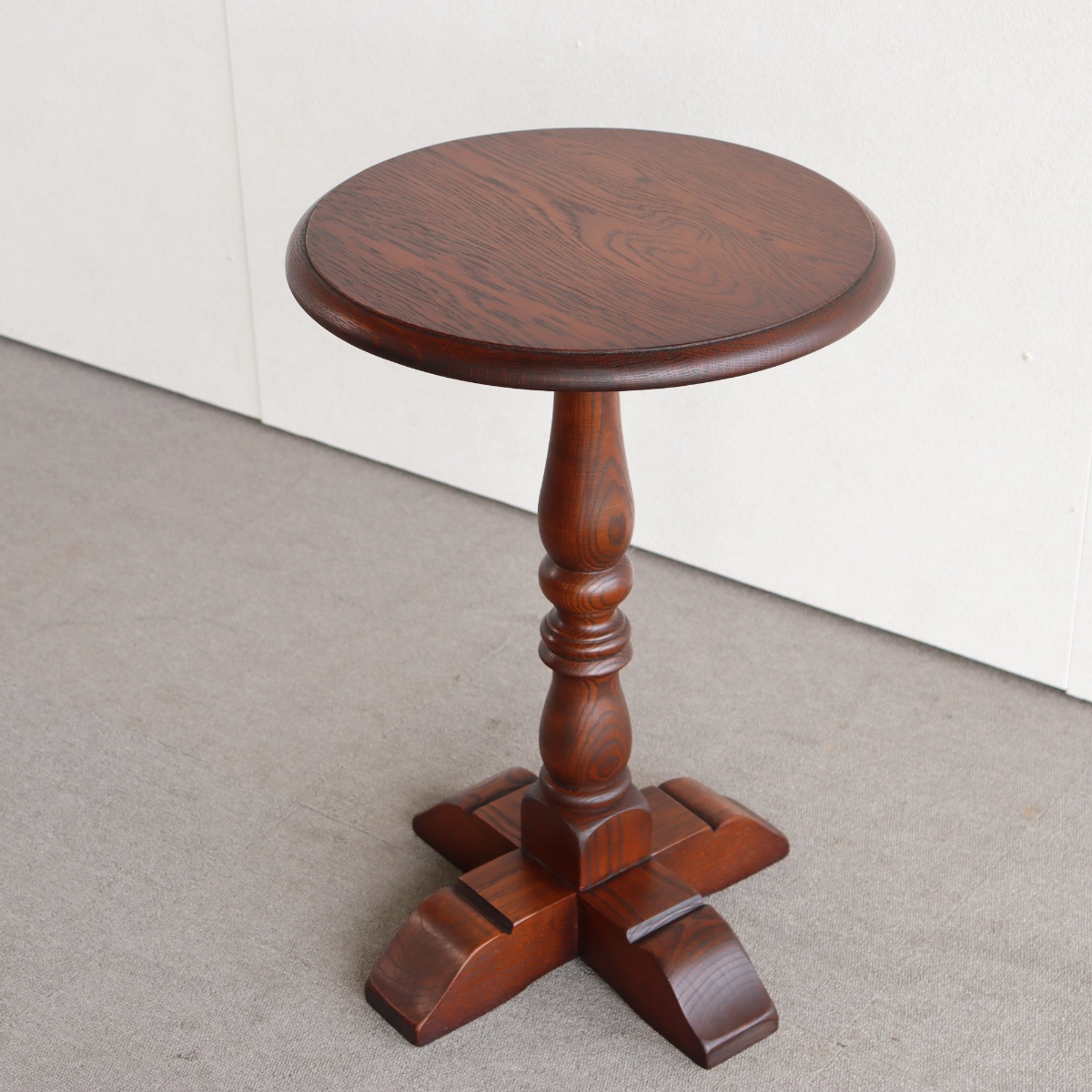 オールドチャームOLD CHARMのテーブル