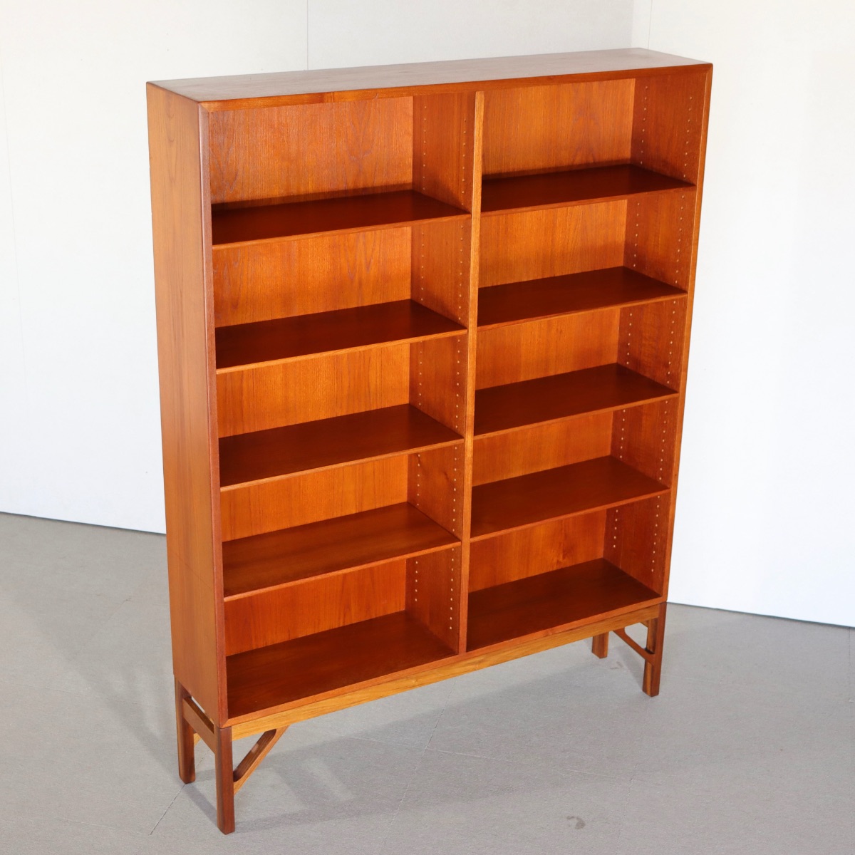 ボーエモーゲンセンブックケース。チーク材の木目が際立つヴィンテージ。所有する価値を感じる一品。