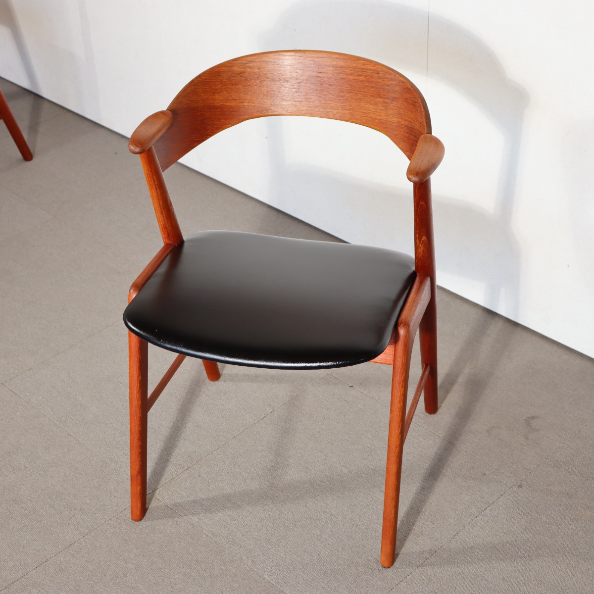 Korupダイニングチェア。上質な木目と高級感が魅力のヴィンテージ家具。存在感を放つ佇まい。