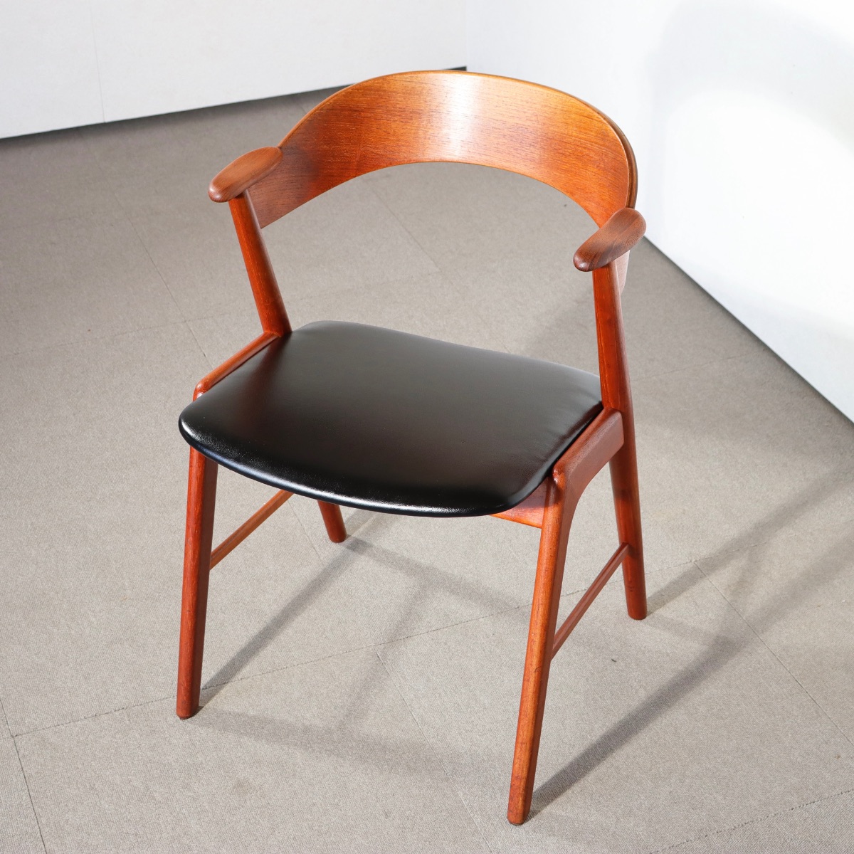 Korupダイニングチェア。上質な木目と高級感が魅力のヴィンテージ家具。存在感を放つ佇まい。