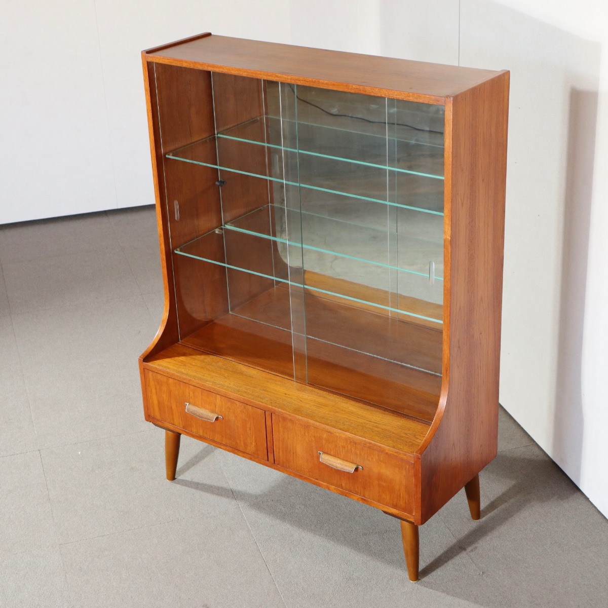 チーク材キャビネット。高級感ある仕上がりのヴィンテージ家具。美しい木目が魅力。