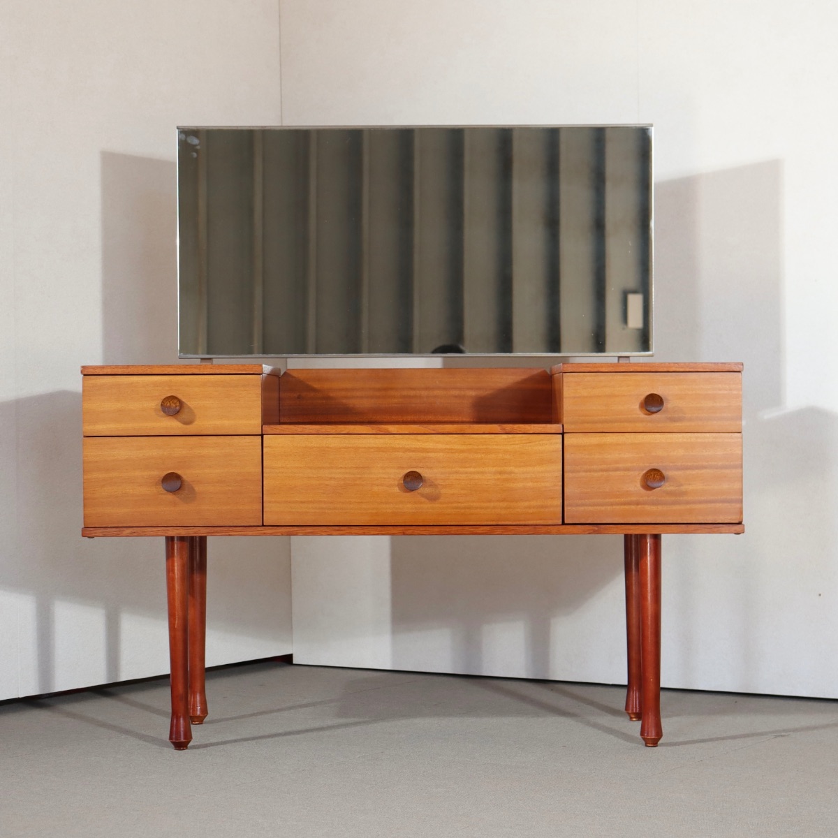 アヴァロンAVALON製ドレッサー。深い艶と温もりを併せ持つチーク材北欧ヴィンテージ。落ち着いた美しさが魅力。