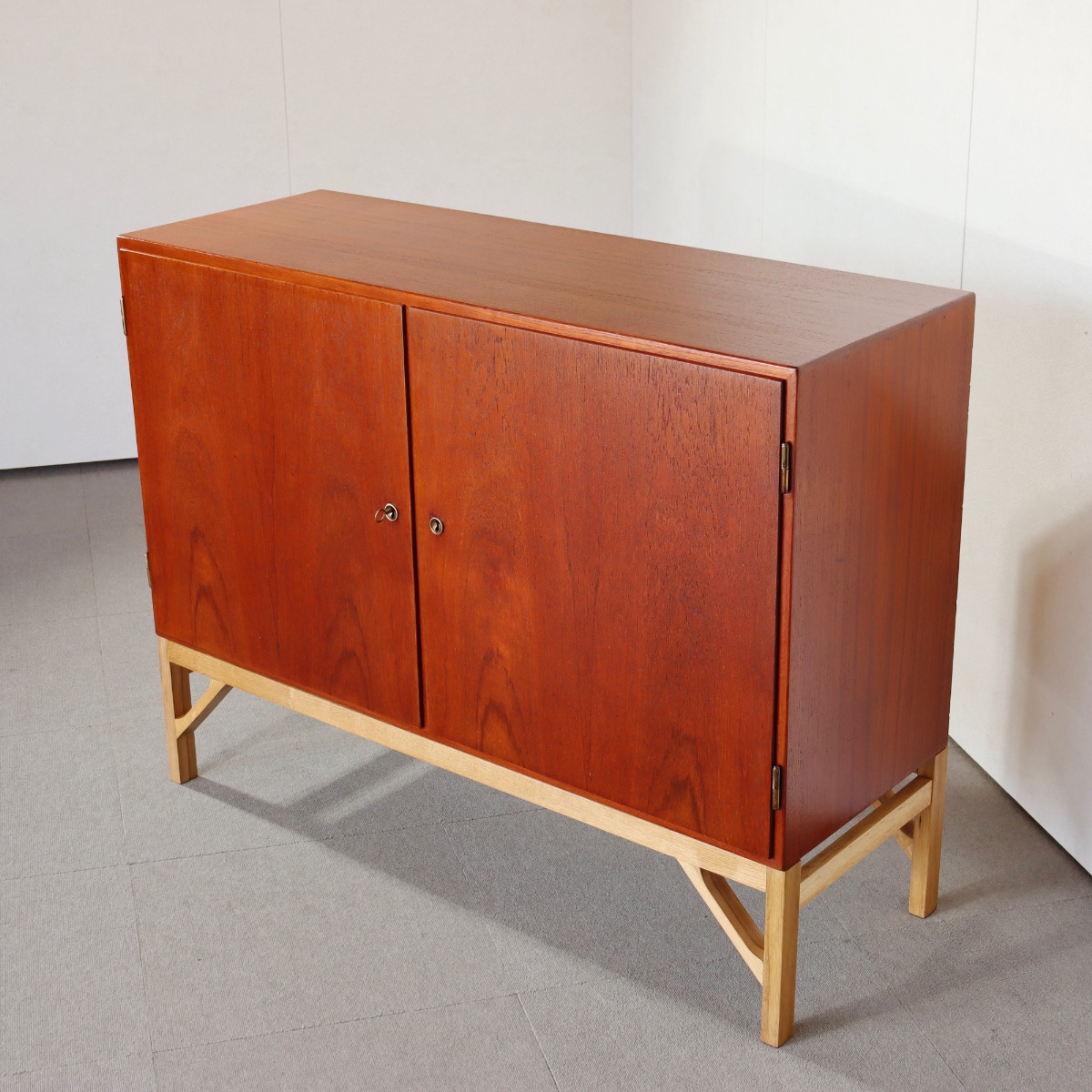 BorgeMogensenサイドボード。洗練された空間を演出するヴィンテージ家具。美しい木目が魅力。