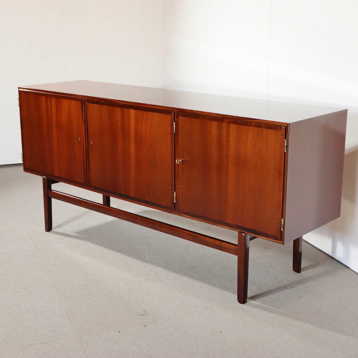 OleWanscherサイドボード。空間の主役になるヴィンテージ家具。ローズウッドによる洗練された佇まい。