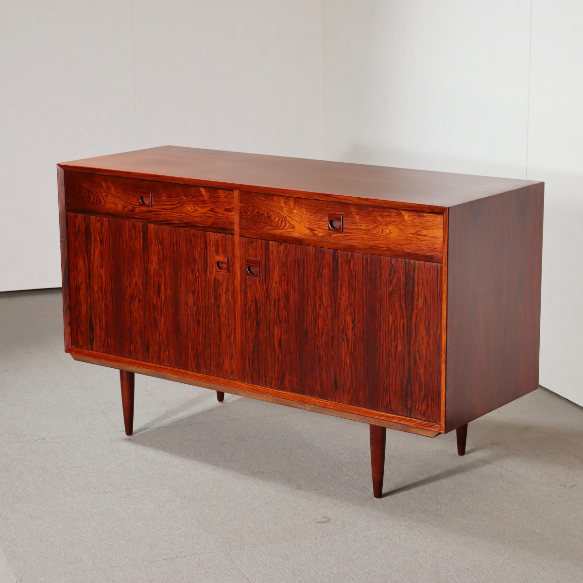 ErikBrouerサイドボード。上品な木目が際立つヴィンテージ家具。長く使える一台。