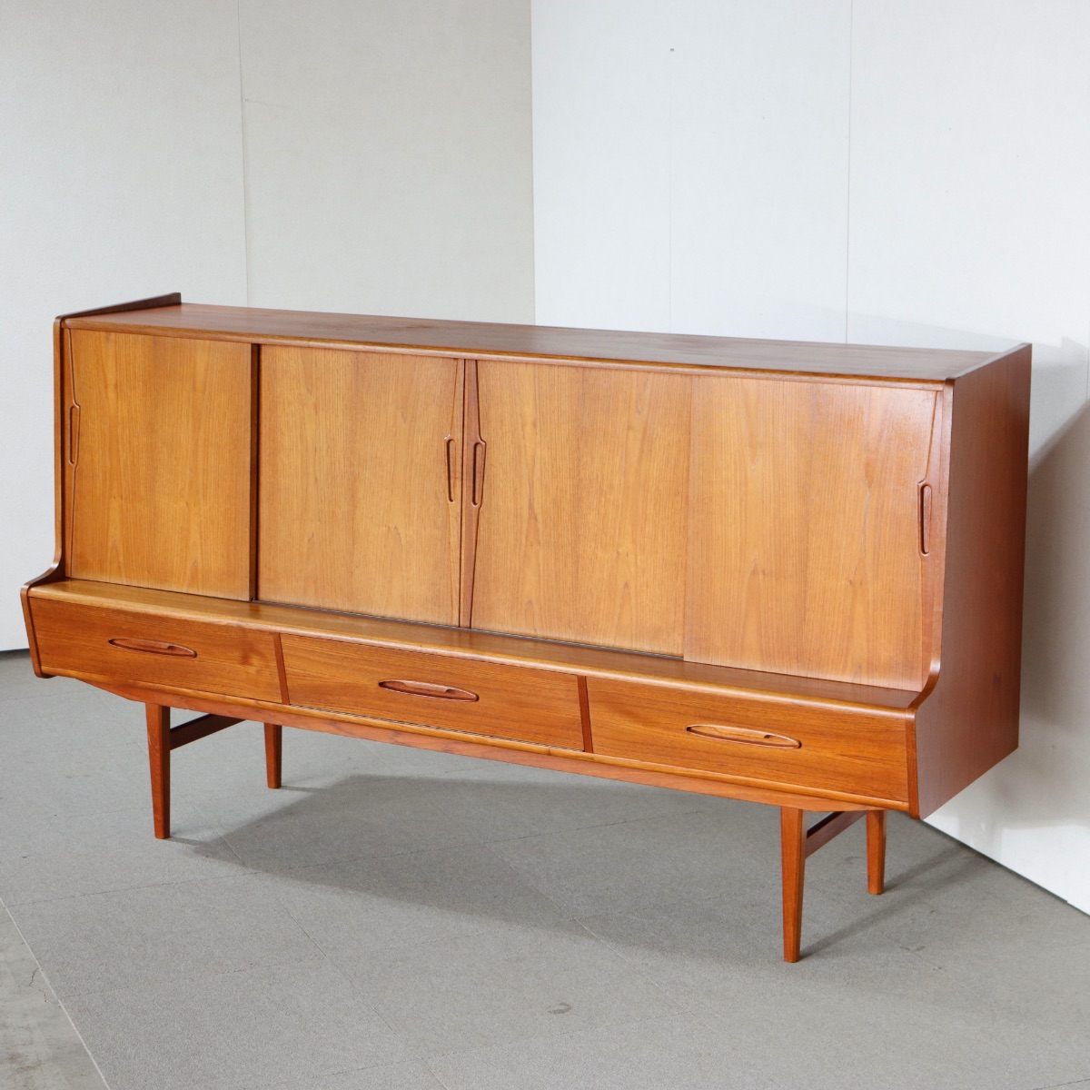 デンマーク製ハイボード。チーク材の深い艶が映えるヴィンテージ。価値を感じる仕上がり。