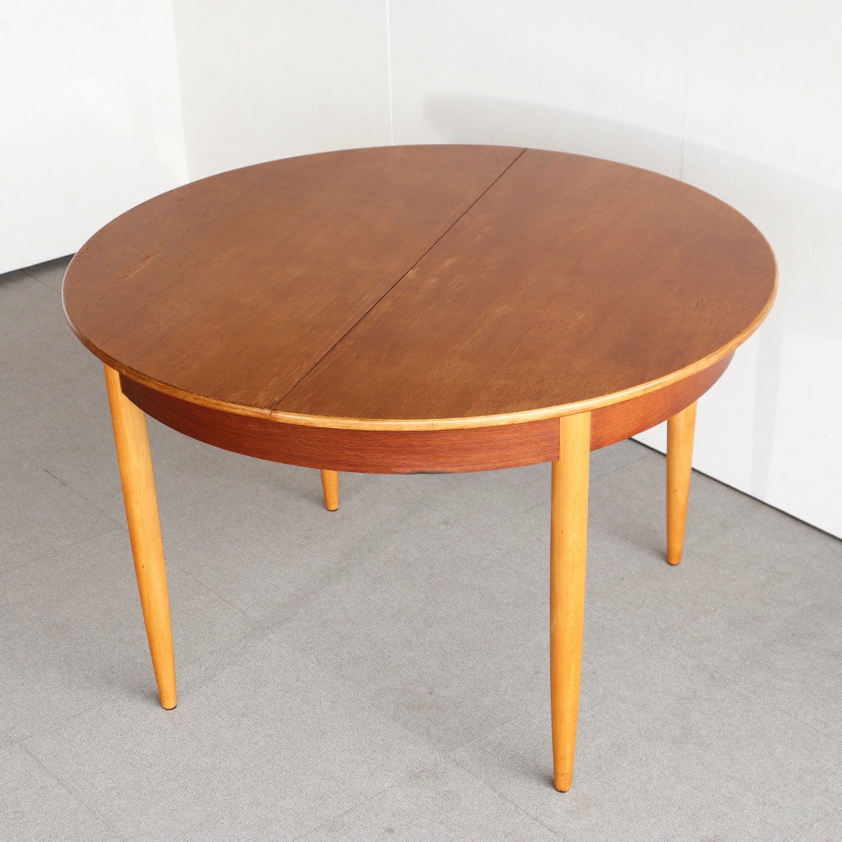 英国ヴィンテージのダイニングテーブル