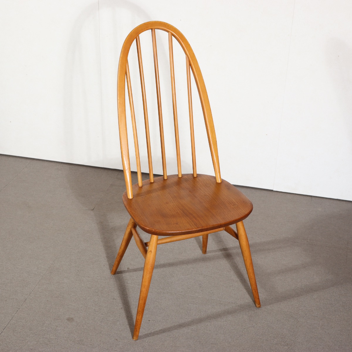 アーコールの椅子。深い色合いのエルム材が印象的な北欧ヴィンテージ。静かに時を刻む美しさ。
