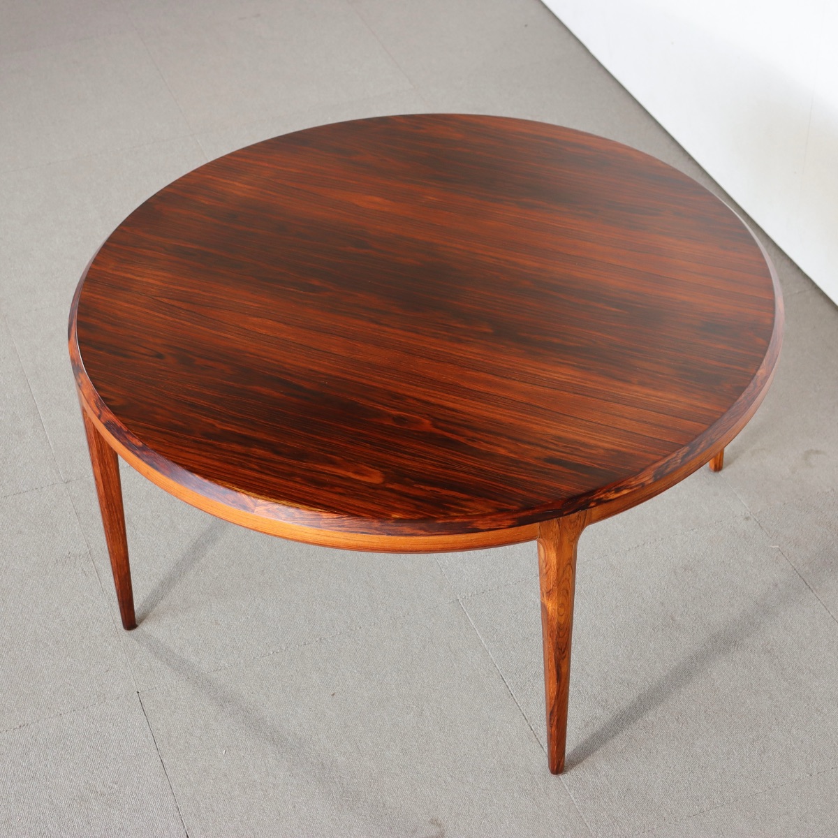 デンマーク製ラウンドコーヒーテーブル。高級感漂うヴィンテージ家具。上質な佇まいが印象的。