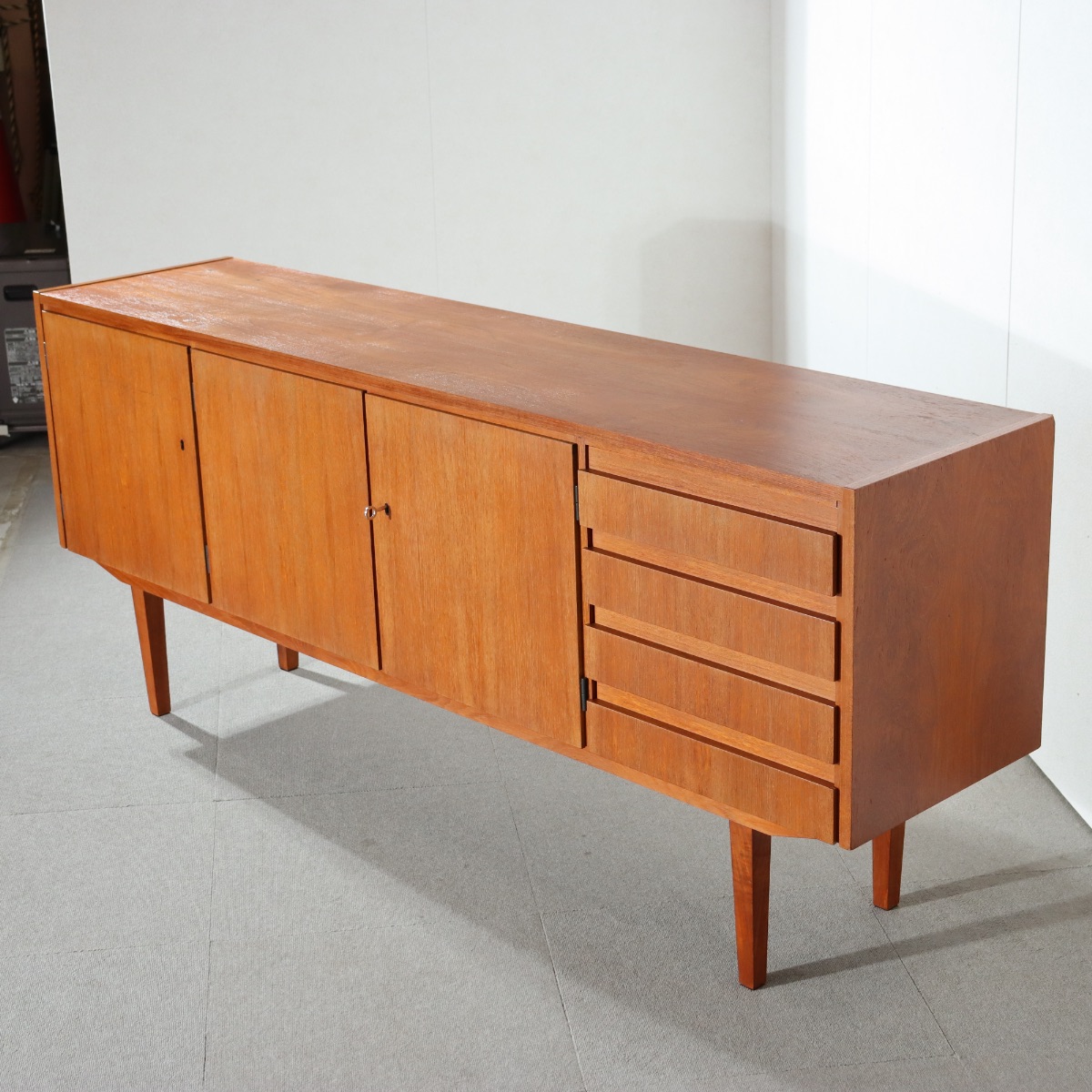 デンマーク製サイドボード。木の温もりが伝わるチーク材北欧ヴィンテージ。自然体の上質さを感じる。