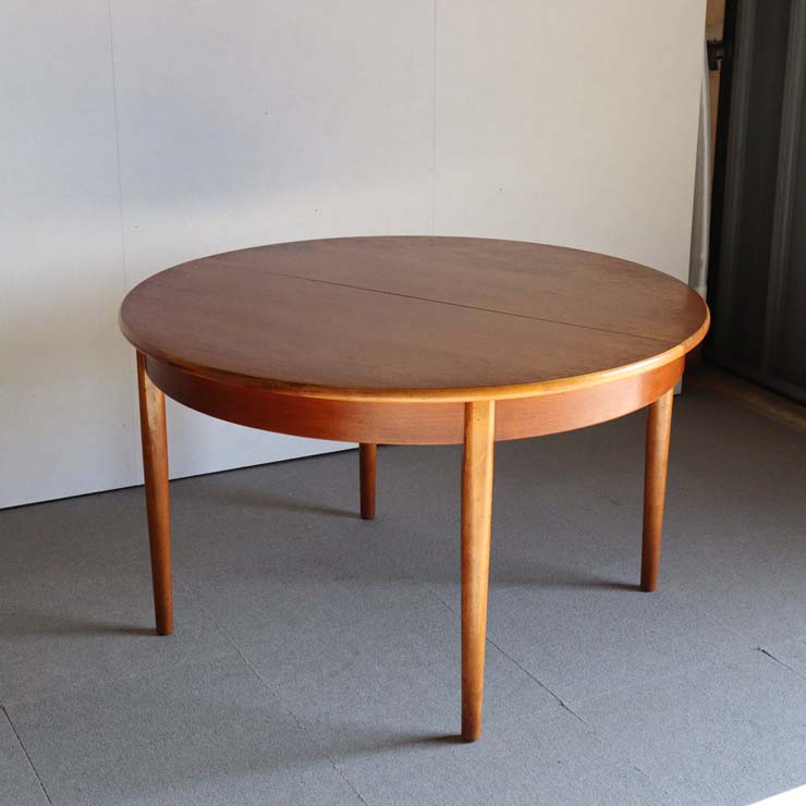 英国ヴィンテージのラウンドダイニングテーブル