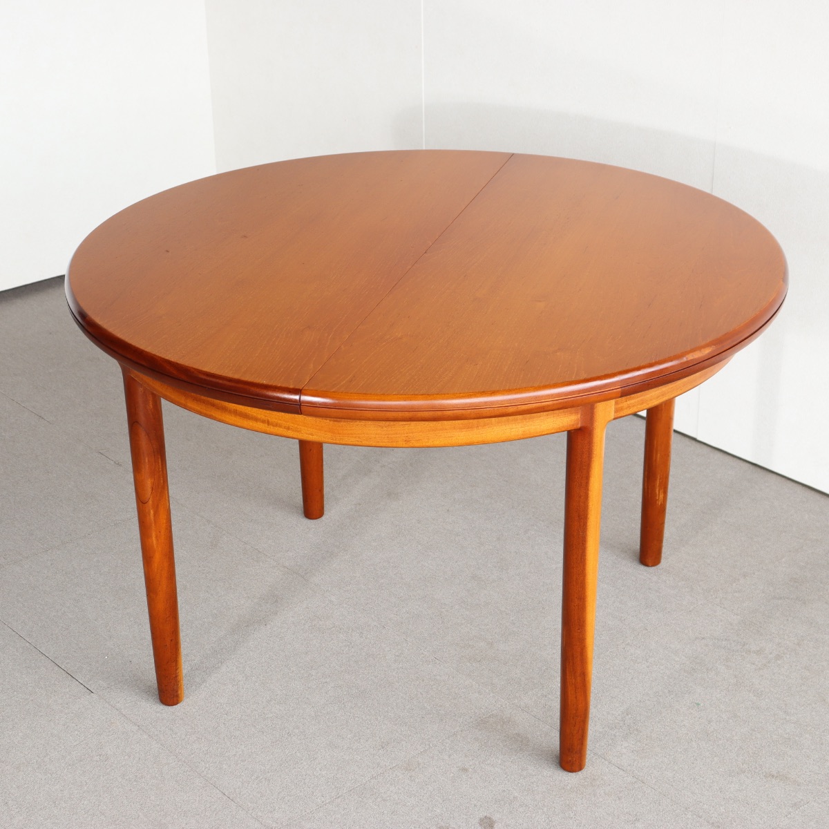 英国ヴィンテージのダイニングテーブル