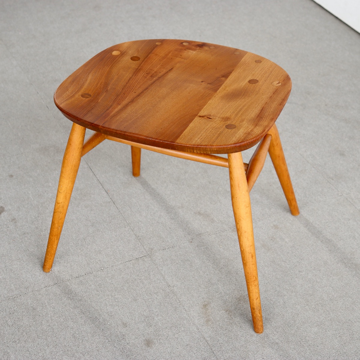 英国ヴィンテージのスツール