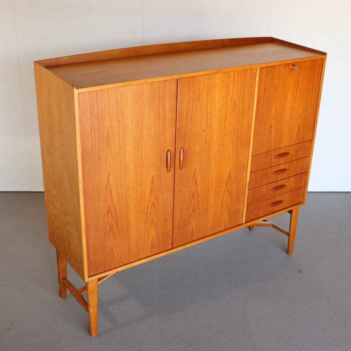 デンマーク製ハイボード。高級感ある仕上がりのヴィンテージ家具。長く愛用できる一台。