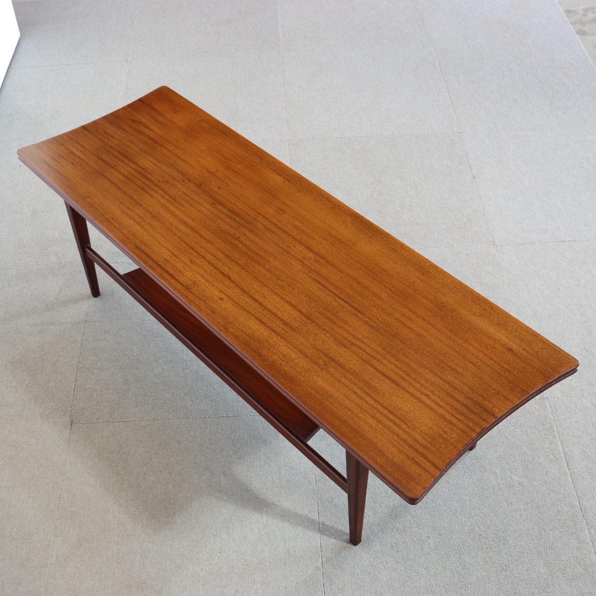 リチャードホーンビーのコーヒーテーブル。 チークの木目が美しく、柔らかい艶が印象的な北欧ヴィンテージ。上質な一台。