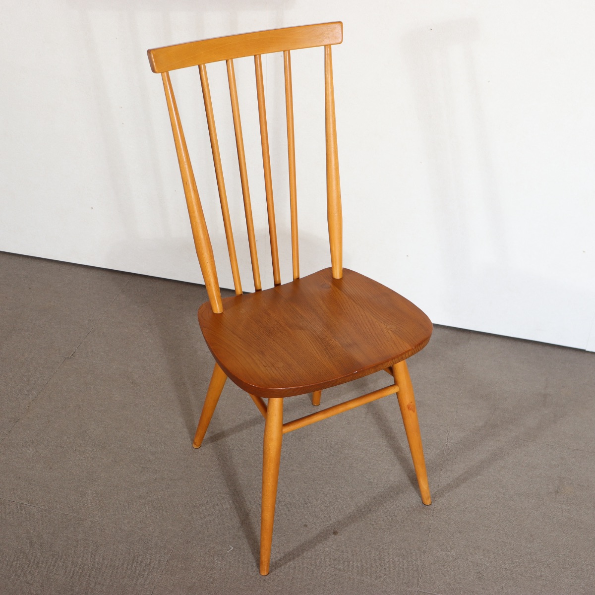 アーコールの椅子。深みのあるチーク材の艶が美しい北欧ヴィンテージ。時間が育てた美しさを感じる。