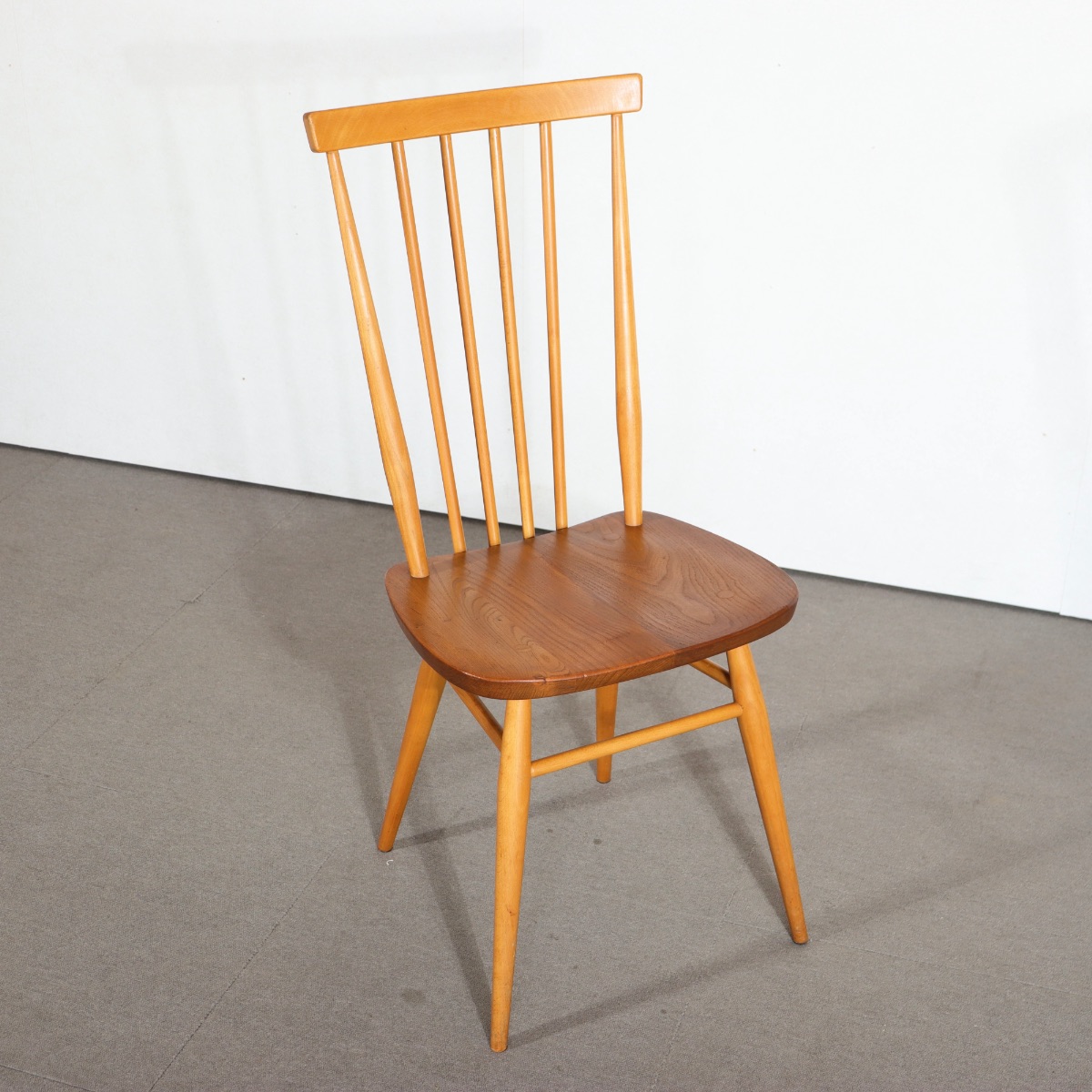 アーコールERCOLのチェア。柔らかな艶を放つエルム材北欧ヴィンテージ。自然な経年の美しさが光る。