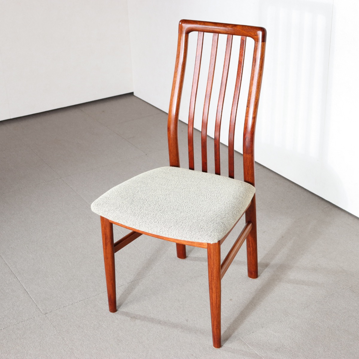 デンマーク製SchouAndersenのダイニングチェア。時間が描いたチーク材の木目が美しい北欧ヴィンテージ。深い味わいを感じる。