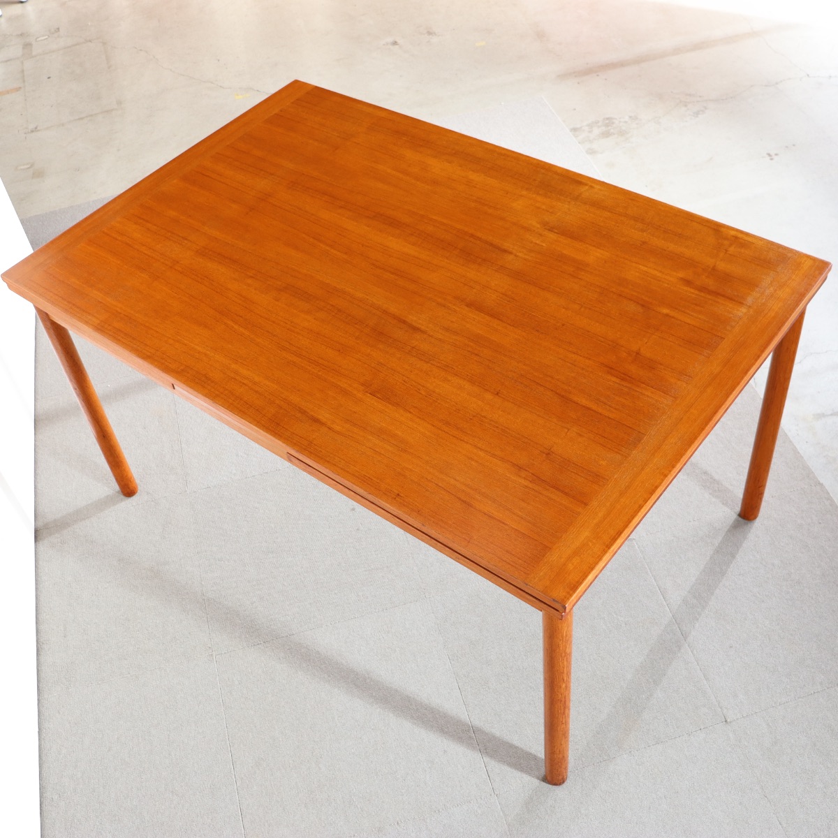 デンマーク製ダイニングテーブル。チーク材の上質な艶が空間に溶け込む北欧ヴィンテージ。静かな美しさを纏う。