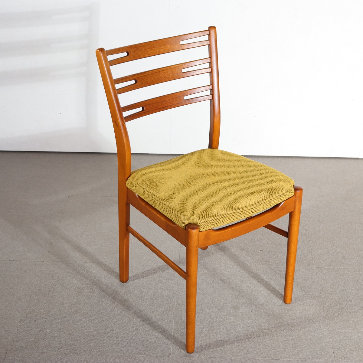 Farstrup製ダイニングチェア。自然な艶をまとったチーク材北欧ヴィンテージ。