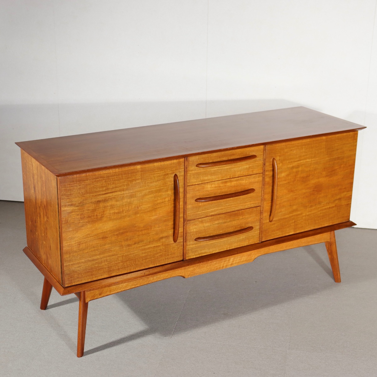 アルフレッドコックスalfredcoxのサイドボード。木目の美しさと優しい艶が印象的な北欧ヴィンテージ。落ち着いた品格が漂う。