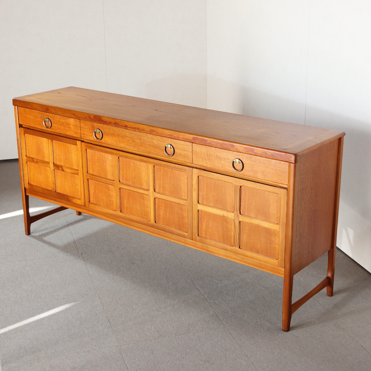 ネイサン製サイドボード。自然な艶をまとったチーク材北欧ヴィンテージ。控えめな上質感が心地よい。